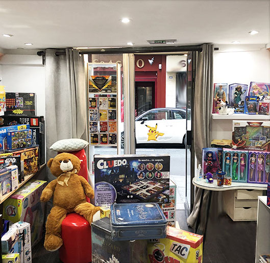 Intérieur de la boutique Curious Pop à Paris : cartes, jeux et figurines