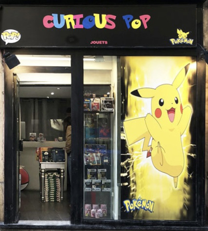 Devanture de la boutique Curious Pop, 57 rue du Temple à Paris 4e, vitrine Pokémon